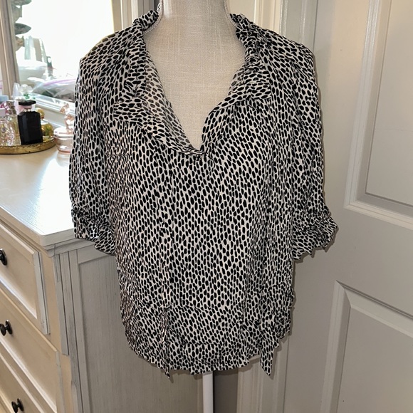 Size L Who What Wear black and beige patterned blouse EUC - Picture 2 of 2